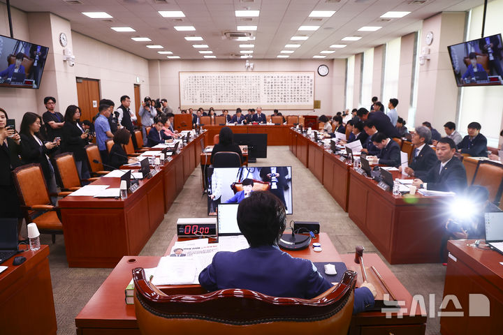 [서울=뉴시스] 김근수 기자 = 서영교 국회 법제사법위원회 위원장이 6일 오전 서울 여의도 국회에서 열린 법제사법위원회 전체회의에서 의사봉을 두드리고 있다. 2026.05.06. ks@newsis.com