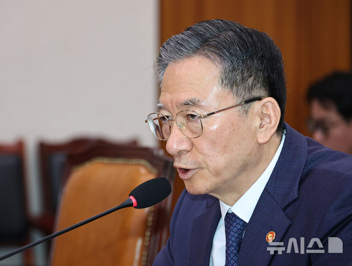 [서울=뉴시스] 김금보 기자 = 정성호 법무부 장관은 22일 오후 제2회 월간 업무 회의에서 "병역 의무는 이행하지 않고 국적 이탈하고, 다시 와서 자신의 개인적 이득을 취하려는 것은 굉장히 안 좋은 행위, 반사회적 질서고 매국적 행위"라고 이같이 지적했다. 2026.05.22. kgb@newsis.com