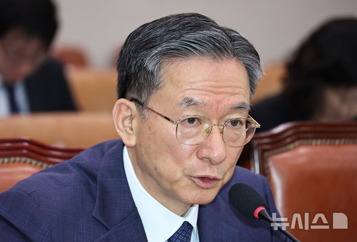 [서울=뉴시스] 김금보 기자 = 정성호 법무부 장관이 6일 오전 서울 여의도 국회에서 열린 법제사법위원회 전체회의에서 이재명 대통령 공소 취소 관련 질의에 답변하고 있다. 2026.05.06. kgb@newsis.com