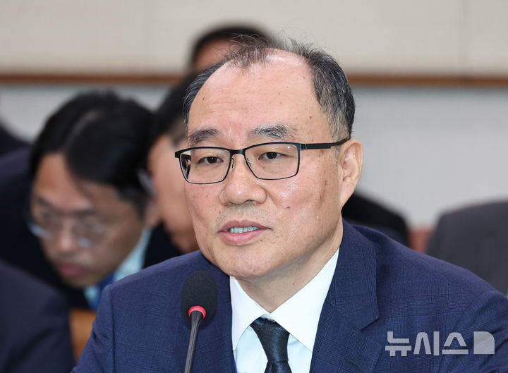 [서울=뉴시스] 김금보 기자 = 기우종 법원행정처장 권한대행이 6일 오전 서울 여의도 국회에서 열린 법제사법위원회 전체회의에서 의원질의에 답변하고 있다. 2026.05.06. kgb@newsis.com