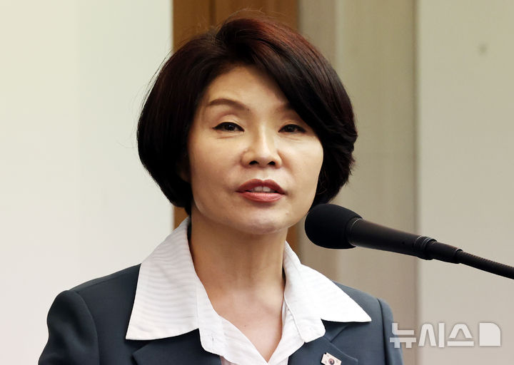 [서울=뉴시스] 박주성 기자 = 한정애 더불어민주당 정책위의장이 6일 오전 서울 중구 한국프레스센터에서 열린 국민을 위한 형사사법 체계 개선 당정 공동 토론회에 참석해 인사말을 하고 있다. 2026.05.06. park7691@newsis.com