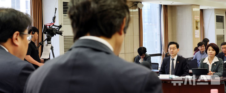 [서울=뉴시스] 박주성 기자 = 한정애(사진 뒷줄 오른쪽) 더불어민주당 정책위의장과 윤창렬 국무조정실장 겸 검찰개혁추진단장이 6일 오전 서울 중구 한국프레스센터에서 열린 국민을 위한 형사사법 체계 개선 당정 공동 토론회에 참석해 패널들의 발제를 경청하고 있다. 2026.05.06. park7691@newsis.com