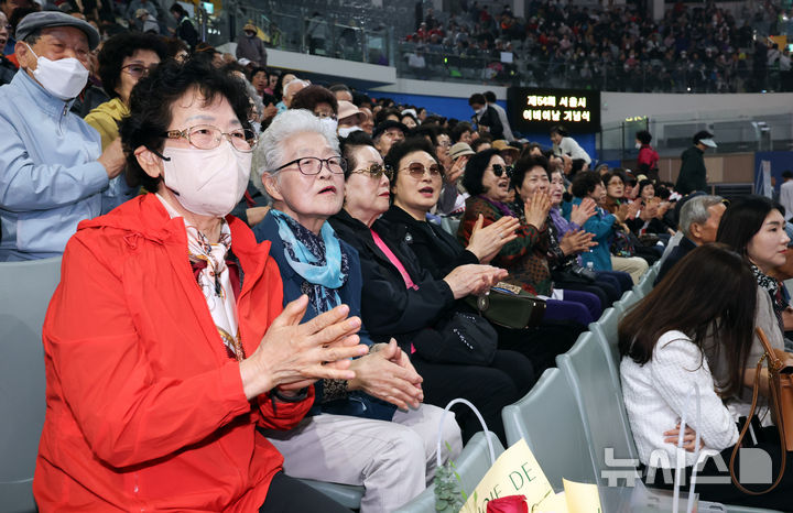 [서울=뉴시스] 최진석 기자 = 사진은 지난 5월6일 서울 중구 장충체육관에서 열린 2026 서울시 어버이날 기념식을 찾은 어르신들이 공연을 즐기고 있는 모습. 2026.05.06. myjs@newsis.com