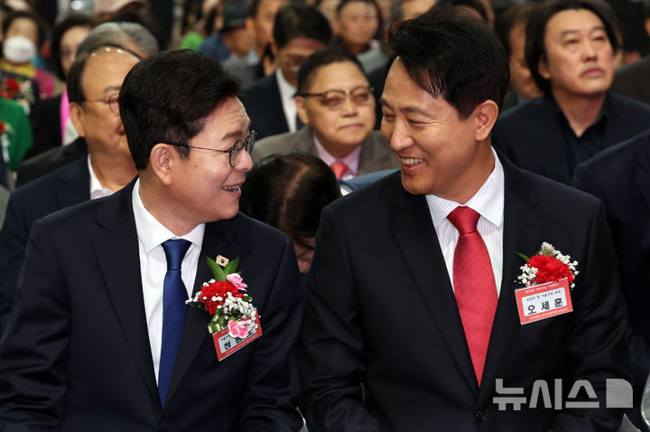 [서울=뉴시스] 최진석 기자 = 정원오 더불어민주당 서울시장 후보와 오세훈 국민의힘 서울시장 후보가 6일 서울 중구 장충체육관에서 열린 2026 서울시 어버이날 기념식에서 미소짓고 있다. 2026.05.06. myjs@newsis.com