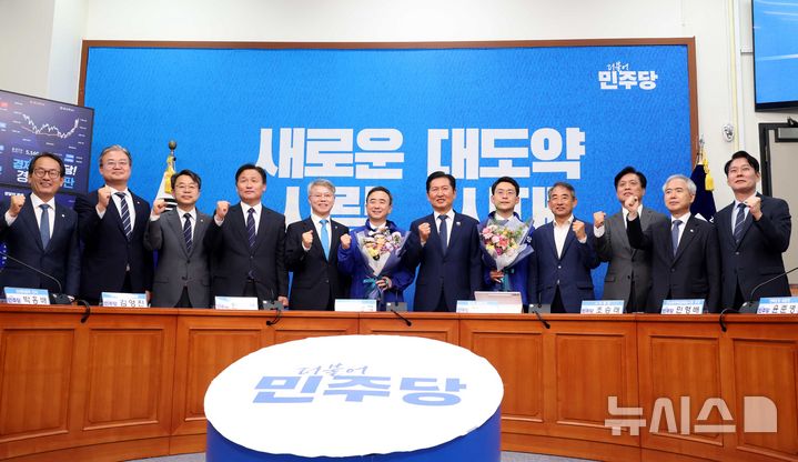 [서울=뉴시스] 조성봉 기자 = 정청래 더불어민주당 대표가 6일 오전 서울 여의도 국회에서 열린 발탁인재 환영식에서 박지원 최고위원, 임문영 대통령 직속 국가인공지능전략위원회 부위원장을 비롯한 참석자들과 기념촬영을 하고 있다. 2026.05.06. suncho21@newsis.com