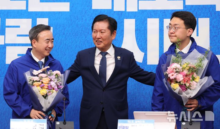 [서울=뉴시스] 조성봉 기자 = 정청래 더불어민주당 대표가 6일 오전 서울 여의도 국회에서 열린 발탁인재 환영식에서 박지원 최고위원, 임문영 대통령 직속 국가인공지능전략위원회 부위원장과 기념촬영 준비를 하고 있다. 2026.05.06. suncho21@newsis.com