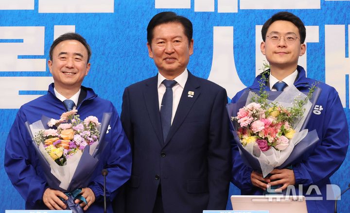 [서울=뉴시스] 조성봉 기자 = 정청래 더불어민주당 대표가 6일 오전 서울 여의도 국회에서 열린 발탁인재 환영식에서 박지원 최고위원, 임문영(왼쪽) 대통령 직속 국가인공지능전략위원회 부위원장과 기념촬영을 하고 있다. 2026.05.06. suncho21@newsis.com