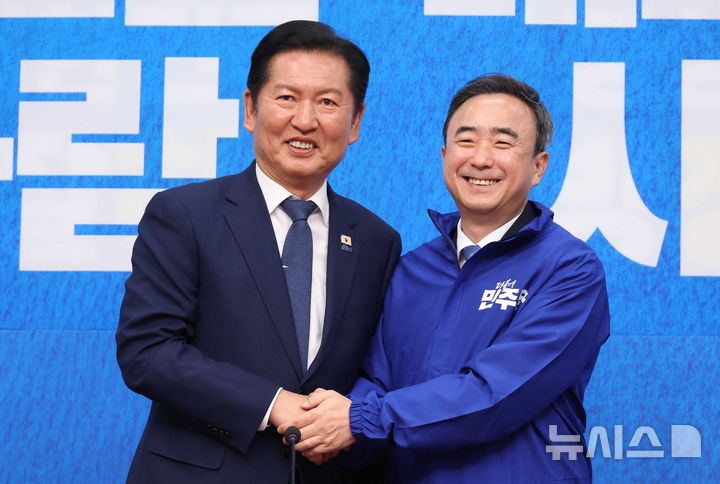 [서울=뉴시스] 조성봉 기자 = 정청래 더불어민주당 대표가 6일 오전 서울 여의도 국회에서 열린 발탁인재 환영식에서 임문영 대통령 직속 국가인공지능전략위원회 부위원장과 기념촬영을 하고 있다. 2026.05.06. suncho21@newsis.com