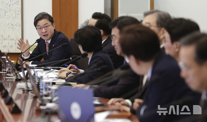 [서울=뉴시스] 최동준 기자 = 이억원 금융위원장이 6일 청와대에서 열린 국무회의에서 발언하고 있다. 2026.05.06. photocdj@newsis.com