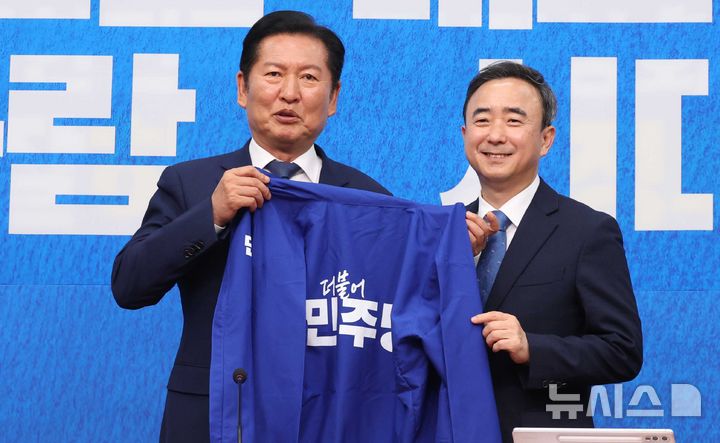 [서울=뉴시스] 조성봉 기자 = 정청래 더불어민주당 대표가 6일 오전 서울 여의도 국회에서 열린 발탁인재 환영식에서 임문영 대통령 직속 국가인공지능전략위원회 부위원장에게 당 점퍼를 전달하고 있다. 2026.05.06. suncho21@newsis.com
