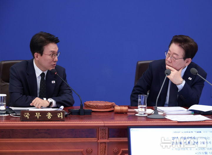 [서울=뉴시스] 최동준 기자 = 이재명 대통령이 6일 청와대에서 열린 국무회의에서 범정부 자살예방 대책 추진 현황 보고 청취 및 발언을 하고 있다. 왼쪽은 김민석 국무총리. 2026.05.06. photocdj@newsis.com