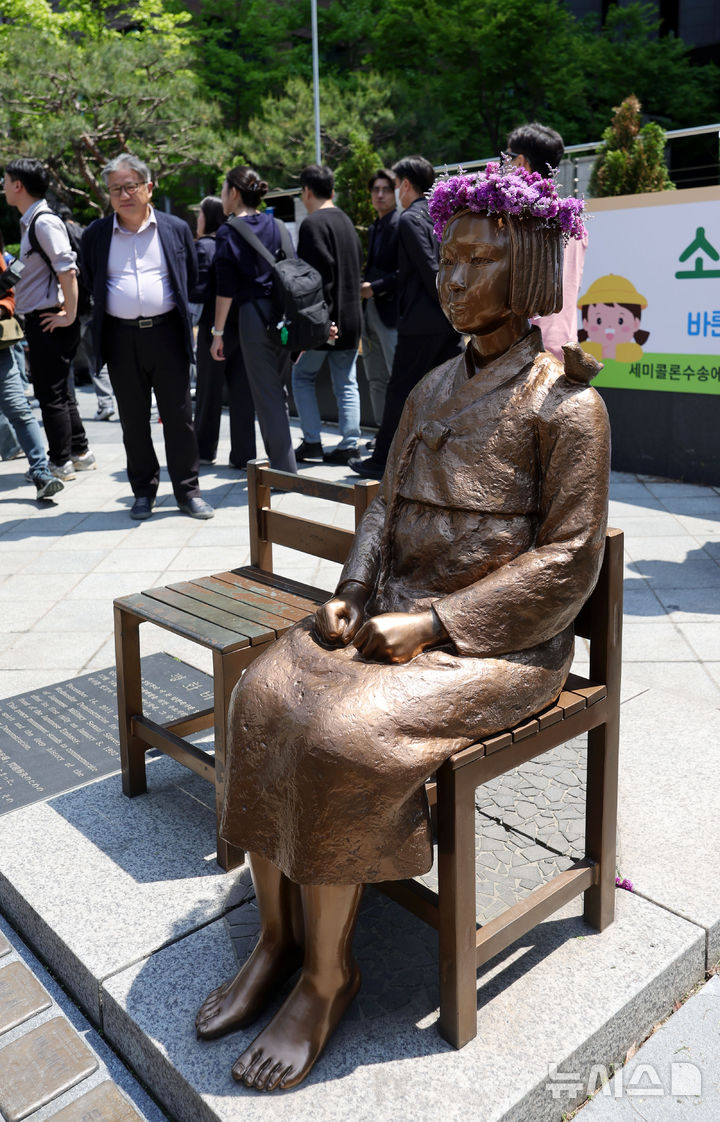 [서울=뉴시스] 홍효식 기자 = 6일 서울 종로구 옛 주한 일본대사관 앞에서 열린 1751차 일본군 성노예제 문제해결을 위한 정기 수요시위에 바리케이드가 철거된 평화의 소녀상이 자리하고 있다. 2026.05.06. yesphoto@newsis.com
