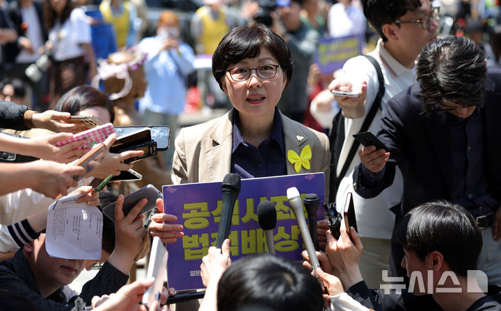 [서울=뉴시스] 홍효식 기자 = 한경희 정의기억연대 신임 이사장이 6일 서울 종로구 옛 주한 일본대사관 앞에서 열린 1751차 일본군 성노예제 문제해결을 위한 정기 수요시위에서 취재진 질문에 답하고 있다. 2026.05.06. yesphoto@newsis.com