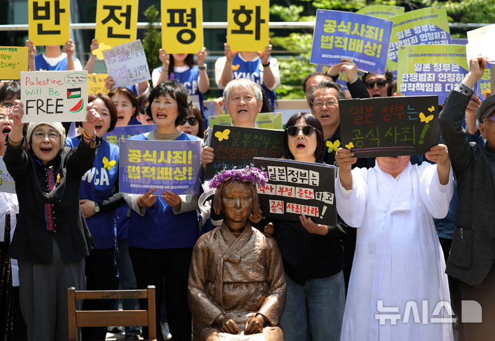 [서울=뉴시스] 홍효식 기자 = 6일 서울 종로구 옛 주한 일본대사관 앞에서 열린 1751차 일본군 성노예제 문제해결을 위한 정기 수요시위에 앞서 참가자들이 평화의 소녀상을 둘러싼 바리케이드를 직접 철거한 뒤 구호를 외치고 있다. 2026.05.06. yesphoto@newsis.com