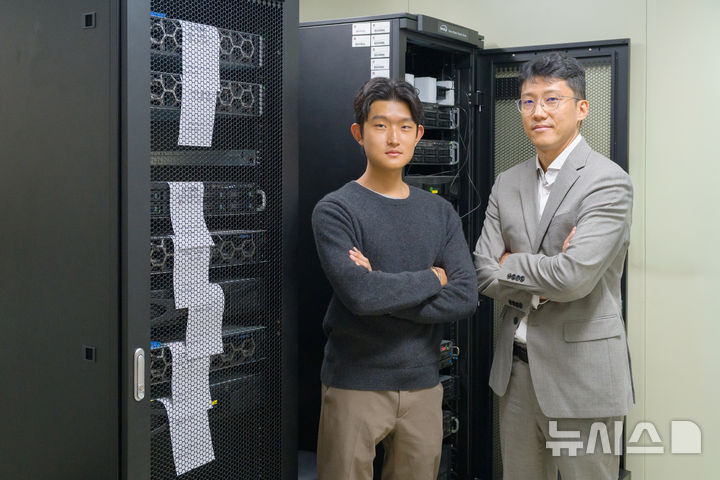 (오른쪽부터) 생명과학과 박지환 교수, 박규민 석박통합과정생. (사진=GIST 제공) photo@newsis.com