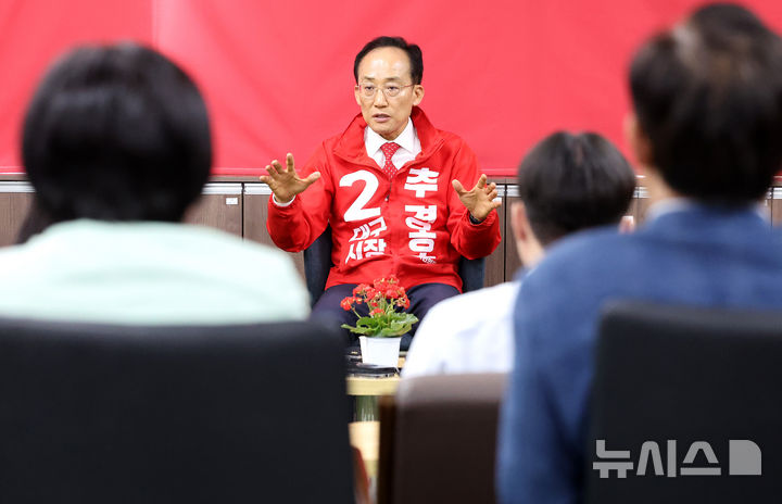 [대구=뉴시스] 이무열 기자 = 추경호 국민의힘 대구시장 예비후보가 6일 대구 수성구 국민의힘 대구시당에서 열린 출입 기자간담회에서 발언하고 있다. 2026.05.06. lmy@newsis.com