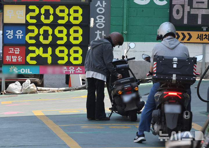 [서울=뉴시스] 배훈식 기자 = 경유 30.8%, 휘발유 21.1% 등 4월 석유류 가격이 전년 동월 대비 21.9% 급등한 6일 오전 서울시내 한 주유소에서 휘발유와 경유를 2000원 대에 판매하고 있다. 석유류 급등 속에 국가데이터처가 발표한 '2026년 4월 소비자물가 동향' 지난달 소비자물가지수는 119.37로 전년 동월 대비 2.6% 상승했다. 2026.05.06. dahora83@newsis.com