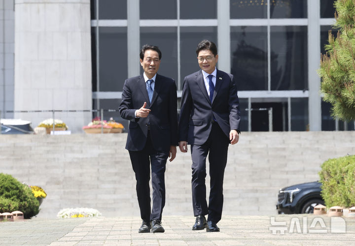 [서울=뉴시스] 김근수 기자 = 정원오 더불어민주당 서울시장 후보와 우상호 더불어민주당 강원도지사 후보가 6일 서울 여의도 국회 분수대 앞에서 열린 서울시장-강원도지사 후보 정책협약식에 참석하고 있다. 2026.05.06. ks@newsis.com