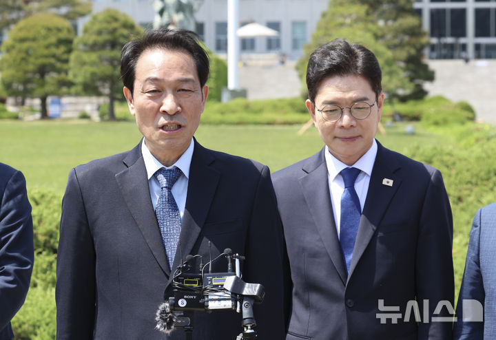 [서울=뉴시스] 김근수 기자 = 우상호 더불어민주당 강원도지사 후보가 6일 서울 여의도 국회 분수대 앞에서 열린 서울시장-강원도지사 후보 정책협약식에서 발언하고 있다. 2026.05.06. ks@newsis.com