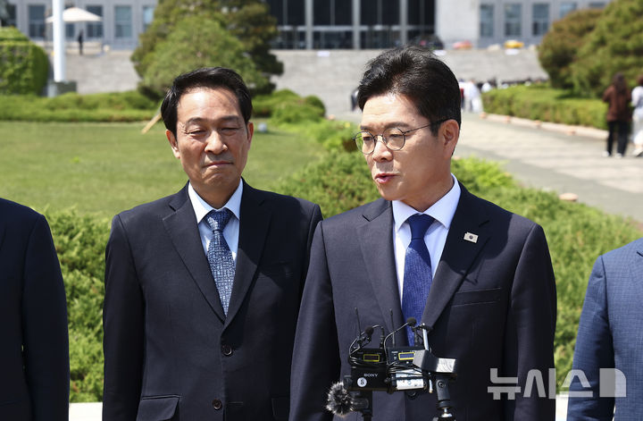 [서울=뉴시스] 김근수 기자 = 정원오 더불어민주당 서울시장 후보가 6일 서울 여의도 국회 분수대 앞에서 열린 서울시장-강원도지사 후보 정책협약식에서 협약서를 발표하고 있다. 2026.05.06. ks@newsis.com