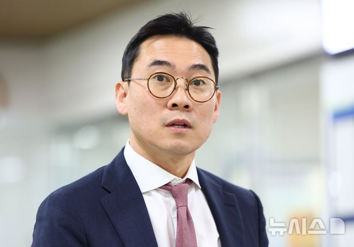 경찰, '집사게이트' IMS 대표 등 3명 검찰 송치...185억 사기 혐의 - 뉴스 썸네일 이미지