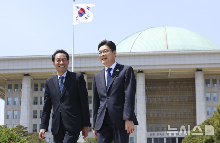 [서울=뉴시스] 김근수 기자 = 정원오(오른쪽) 더불어민주당 서울시장 후보와 우상호 더불어민주당 강원도지사 후보가 6일 서울 여의도 국회 분수대 앞에서 열린 서울시장-강원도지사 후보 정책협약식에 참석하고 있다. 2026.05.06. ks@newsis.com