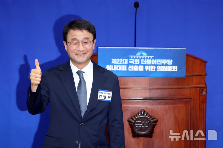 [서울=뉴시스] 고승민 기자 = 한병도 더불어민주당 원내대표 후보가 6일 서울 여의도 국회에서 열린 제22대 국회 더불어민주당 원내대표 선출을 위한 의원총회에서 정견 발표 전 포즈를 취하고 있다. 2026.05.06. kkssmm99@newsis.com