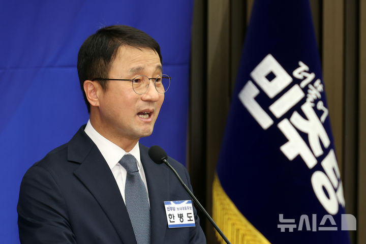 [서울=뉴시스] 고승민 기자 = 한병도 더불어민주당 원내대표 후보가 6일 서울 여의도 국회에서 열린 제22대 국회 더불어민주당 원내대표 선출을 위한 의원총회에서 정견 발표를 하고 있다. 2026.05.06. kkssmm99@newsis.com