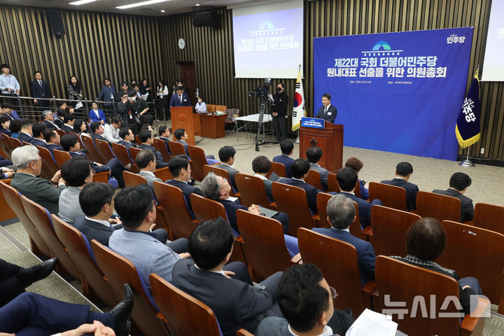 [서울=뉴시스] 고승민 기자 = 한병도 더불어민주당 원내대표 후보가 6일 서울 여의도 국회에서 열린 제22대 국회 더불어민주당 원내대표 선출을 위한 의원총회에서 정견발표를 하고 있다. 2026.05.06. kkssmm99@newsis.com