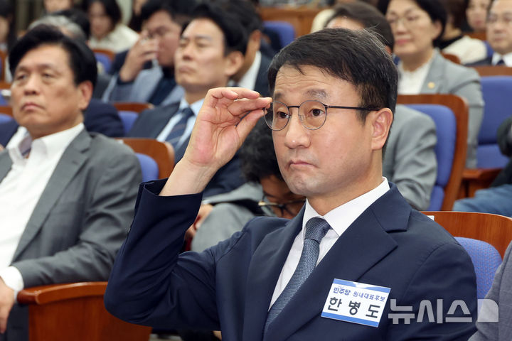 [서울=뉴시스] 고승민 기자 = 한병도 더불어민주당 원내대표 후보가 6일 서울 여의도 국회에서 열린 제22대 국회 더불어민주당 원내대표 선출을 위한 의원총회에서 안경을 고쳐 쓰고 있다. 2026.05.06. kkssmm99@newsis.com