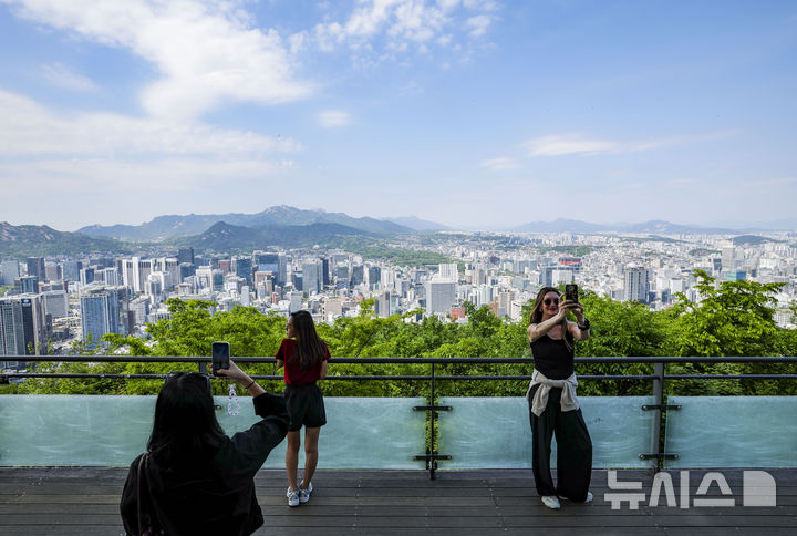 [서울=뉴시스] 정병혁 기자 = 맑은 날씨를 보인 지난 6일 서울 용산구 남산을 찾은 관광객들이 즐거운 시간을 보내고 있다. 2026.05.09. jhope@newsis.com