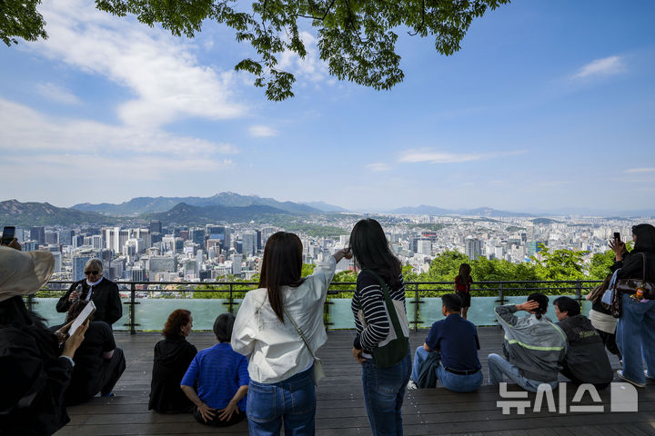 [서울=뉴시스] 정병혁 기자 = 맑은 날씨를 보인 6일 서울 용산구 남산을 찾은 관광객들이 즐거운 시간을 보내고 있다. 2026.05.06. jhope@newsis.com
