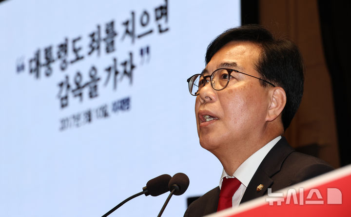 [서울=뉴시스] 김금보 기자 = 송언석 국민의힘 원내대표가 6일 오후 서울 여의도 국회에서 열린 의원총회에서 발언을 하고 있다. 2026.05.06. kgb@newsis.com