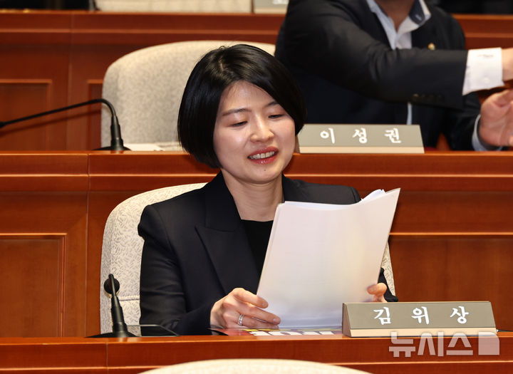 [서울=뉴시스] 김금보 기자 = 한지아 국민의힘 의원이 6일 오후 서울 여의도 국회에서 열린 의원총회에 출석해 있다. 2026.05.06. kgb@newsis.com