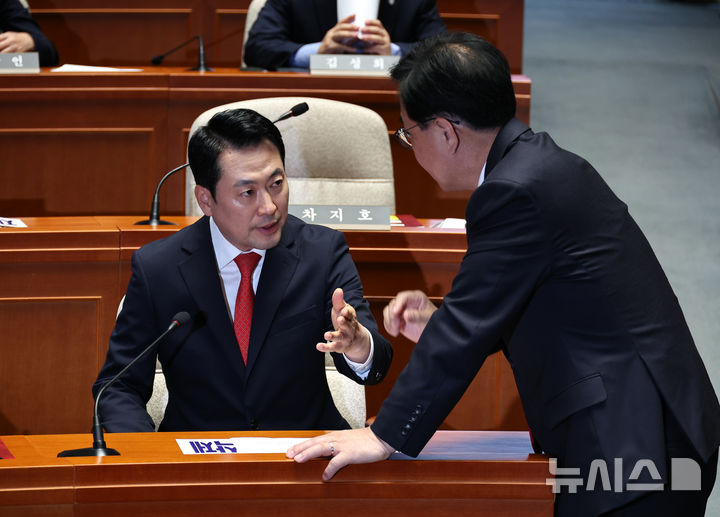 [서울=뉴시스] 김금보 기자 = 장동혁 국민의힘 대표와 송언석 원내대표가 6일 오후 서울 여의도 국회에서 열린 의원총회에서 논의하고 있다. 2026.05.06. kgb@newsis.com