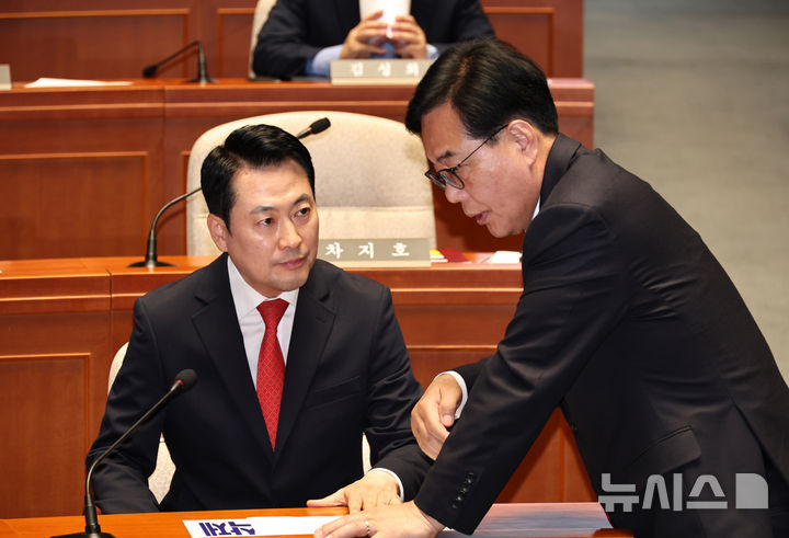 [서울=뉴시스] 김금보 기자 = 장동혁 국민의힘 대표와 송언석 원내대표가 6일 오후 서울 여의도 국회에서 열린 의원총회에서 논의하고 있다. 2026.05.06. kgb@newsis.com