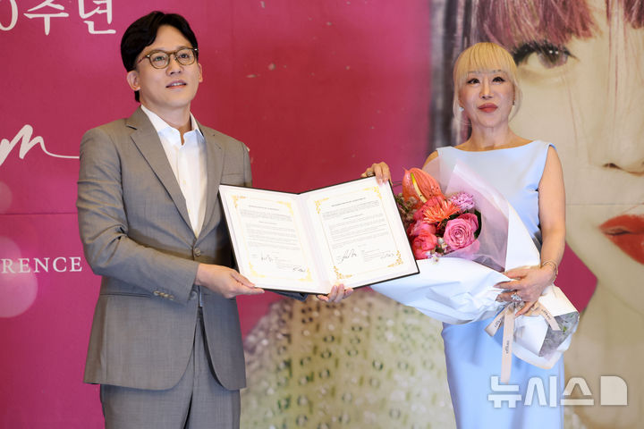 [서울=뉴시스] 박진희 기자 = 조수미 성악가와 이성수 SM엔터테인먼트 CAO가 6일 서울 강남구 그랜드 인터컨티넨탈 서울에서 세계 무대 데뷔 40주년 기념 기자간담회에 앞서 'SM Classics 전속 레코딩 계약 체결식'을 하고 있다. 2026.05.06. pak7130@newsis.com