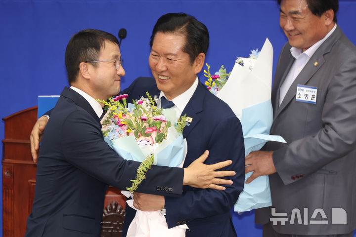 [서울=뉴시스] 고승민 기자 = 한병도 신임 더불어민주당 원내대표가 6일 서울 여의도 국회에서 열린 제22대 국회 더불어민주당 원내대표 선출을 위한 의원총회에서 원내대표에 선출된 뒤 정청래 대표에게 축하받고 있다. 2026.05.06. kkssmm99@newsis.com