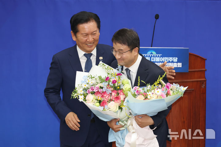 [서울=뉴시스] 고승민 기자 = 한병도 신임 더불어민주당 원내대표가 6일 서울 여의도 국회에서 열린 제22대 국회 더불어민주당 원내대표 선출을 위한 의원총회에서 원내대표에 선출된 뒤 정청래 대표에게 축하받고 있다. 2026.05.06. kkssmm99@newsis.com