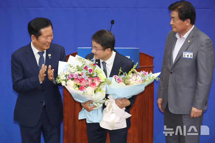 [서울=뉴시스] 고승민 기자 = 한병도 신임 더불어민주당 원내대표가 6일 서울 여의도 국회에서 열린 제22대 국회 더불어민주당 원내대표 선출을 위한 의원총회에서 원내대표에 선출된 뒤 정청래 대표에게 축하받고 있다. 2026.05.06. kkssmm99@newsis.com