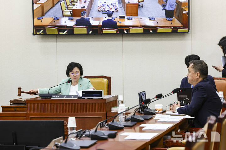 [서울=뉴시스] 김근수 기자 = 김현(왼쪽) 국회 과학기술정보방송통신위원회 소위원장이 6일 오후 서울 여의도 국회에서 열린 과학기술정보방송통신위원회 정보통신방송미디어법안심사소위원회에서 의사봉을 두드리고 있다. 2026.05.06. ks@newsis.com