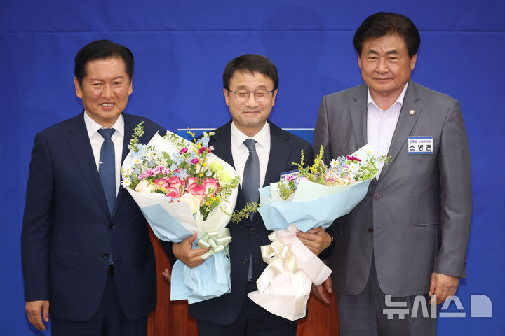 [서울=뉴시스] 고승민 기자 = 한병도 신임 더불어민주당 원내대표가 6일 서울 여의도 국회에서 열린 제22대 국회 더불어민주당 원내대표 선출을 위한 의원총회에서 원내대표에 선출된 뒤 정청래 대표, 소병훈 선관위원장과 기념촬영하고 있다. 2026.05.06. kkssmm99@newsis.com