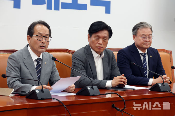 [서울=뉴시스] 고승민 기자 = 강준현(왼쪽) 더불어민주당 의원이 6일 서울 여의도 국회에서 전략공관위원회 전략공천 발표를 하고 있다. 2026.05.06. kkssmm99@newsis.com