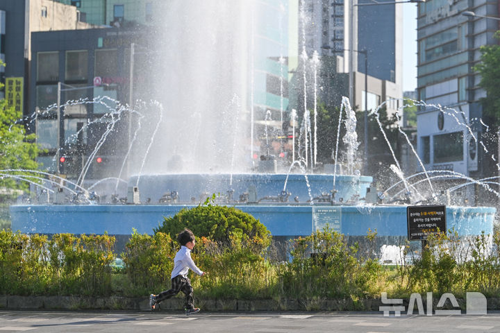[광주=뉴시스] 이영주 기자 = 광주지역이 화창한 날씨를 보인 6일 오후 광주 동구 5·18민주광장 옛 전남도청 앞 분수대에서 한 어린아이가 뛰어놀고 있다. 2026.05.06. leeyj2578@newsis.com