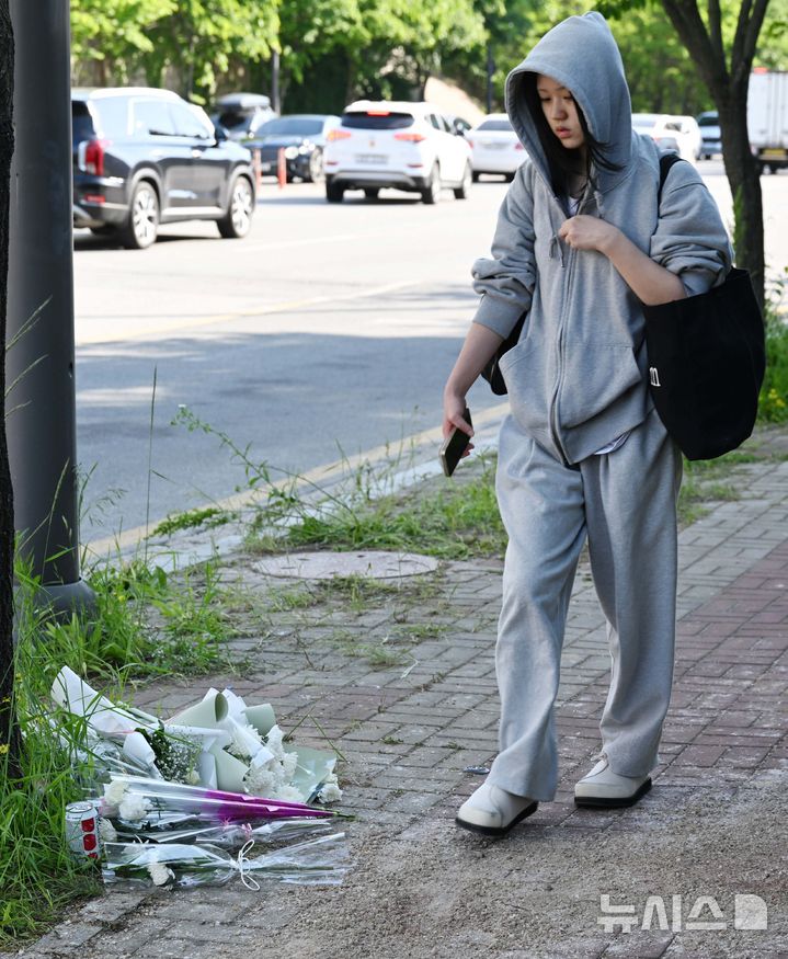 [광주=뉴시스] 이현행 기자 = 6일 오후 광주 광산구 한 특성화고등학교 인근 왕복 6차선 대로변 인도에 국화꽃이 놓여있다. 앞서 전날 새벽 이곳에서 살인 등 혐의로 긴급체포된 장모(24)씨가 휘두른 흉기에 고등학생 A(17)양이 숨졌고, 당시 현장 인근에 있던 또 다른 고등학생 B군도 흉기에 찔려 다쳤다. 2026.05.06. lhh@newsis.com