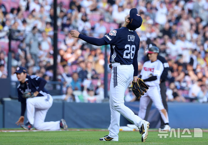 [서울=뉴시스] 이영환 기자 = 6일 오후 서울 송파구 잠실야구장에서 열린 2026 KBO리그 두산 베어스와 LG 트윈스의 경기, 1회말 두산 선발 최승용이 2사 만루의 위기를 넘긴 후 덕아웃으로 들어가고 있다. 2026.05.06. 20hwan@newsis.com