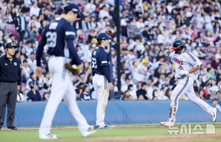 [서울=뉴시스] 이영환 기자 = 6일 오후 서울 송파구 잠실야구장에서 열린 2026 KBO리그 두산 베어스와 LG 트윈스의 경기, 2회말 1사 1루에서 LG 이재원이 중견수 뒤 2점 홈런을 날린 후 베이스를 돌고 있다. 2026.05.06. 20hwan@newsis.com