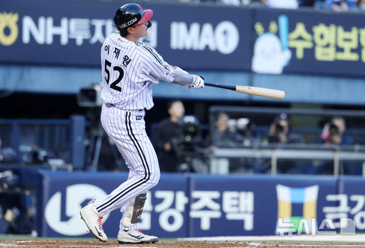 [서울=뉴시스] 이영환 기자 = 6일 오후 서울 송파구 잠실야구장에서 열린 2026 KBO리그 두산 베어스와 LG 트윈스의 경기, 2회말 1사 1루에서 LG 이재원이 중견수 뒤 2점 홈런을 날리고 있다. 2026.05.06. 20hwan@newsis.com