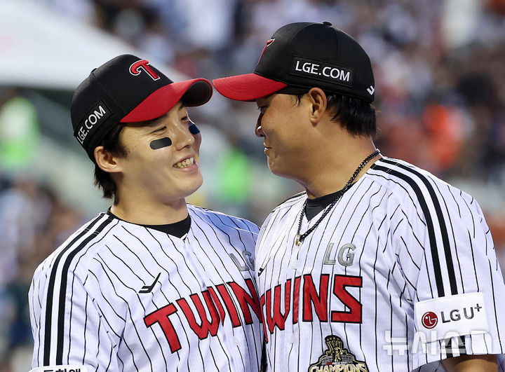[서울=뉴시스] 이영환 기자 = 6일 오후 서울 송파구 잠실야구장에서 열린 2026 KBO리그 두산 베어스와 LG 트윈스의 경기, 3회초 수비를 마친 LG 선발 임찬규가 호수비를 펼친 좌익수 이재원과 대화를 하고 있다. 2026.05.06. 20hwan@newsis.com
