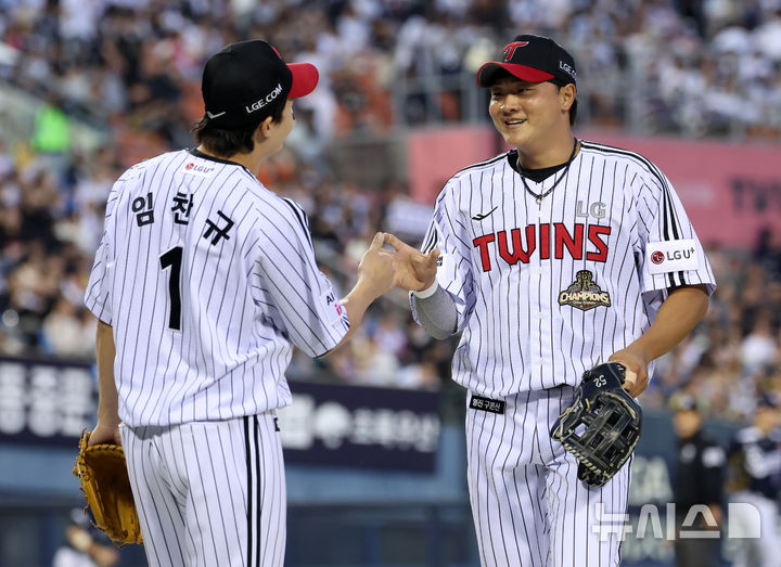 [서울=뉴시스] 이영환 기자 = 6일 오후 서울 송파구 잠실야구장에서 열린 2026 KBO리그 두산 베어스와 LG 트윈스의 경기, 3회초 수비를 마친 LG 선발 임찬규가 호수비를 펼친 좌익수 이재원에게 엄지를 치켜 세우고 있다. 2026.05.06. 20hwan@newsis.com